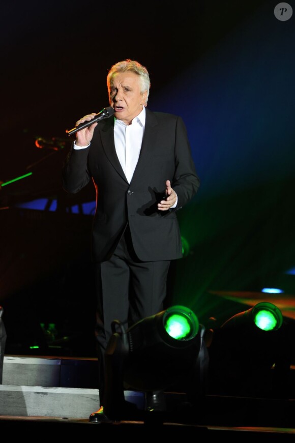 Michel Sardou en concert au Palais Omnisports de Paris Bercy à Paris le 12 décembre 2012.