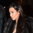 Kim Kardashian porte un épais gilet en fourrure Rick Owens, un sac Hermès et des bottines Tom Ford à la sortie du restaurant Findi. Paris, le 23 janvier 2013.