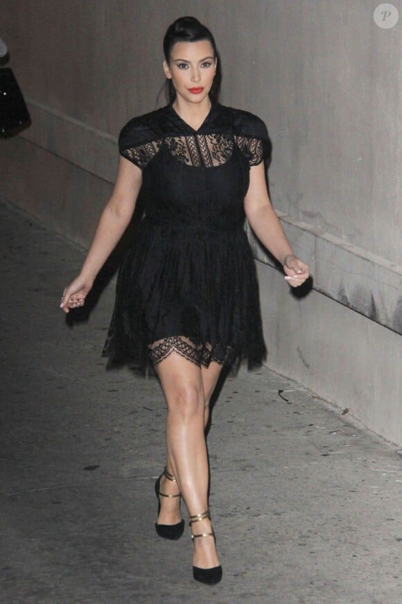 Kim Kardashian porte une robe en dentelle Lover sur un body Kardashian Kollection et des souliers Saint Laurent pour se rendre sur le plateau de l'émission Jimmy Kimmel Live!. Hollywood, le 29 janvier 2013.