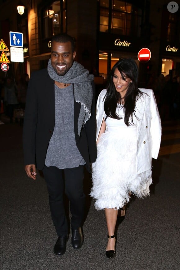 Kim Kardashian, habillée d'une robe à plumes J.Crew et de souliers Céline, fait du shopping avec Kanye West. Paris, le 25 janvier 2013.