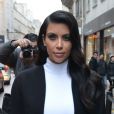 Kim Kardashian habillée en Stéphane Rolland et chaussée de souliers Céline à Paris. Le 22 janvier 2013.