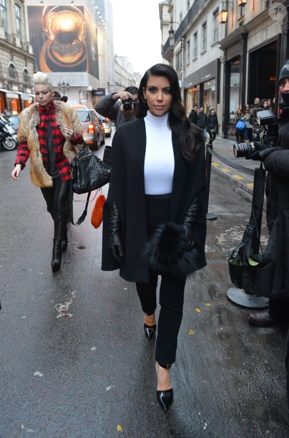 Kim Kardashian habillée en Stéphane Rolland et chaussée de souliers Céline à Paris. Le 22 janvier 2013.