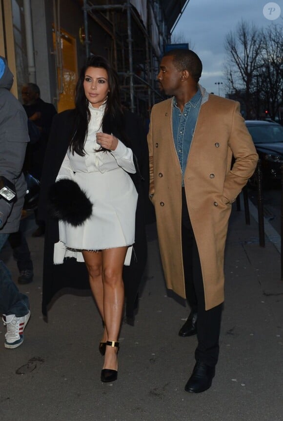 Kim Kardashian porte un manteau et une jupe Lanvin, un chemisier Alexander McQueen et des sandales Céline pour une nouvelle séance shopping avec Kanye West. Paris, le 11 janvier 2013.