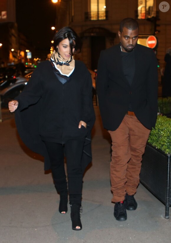 Kim Kardashian enceinte et son compagnon Kanye West font du shopping à Paris, le 8 janvier 2013. Kim porte un foulard Céline, une veste Maison Martin Margiela et des bottines Tom Ford.