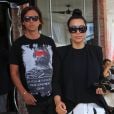 Kim Kardashian, enceinte, quitte le restaurant Serafina avec son ami Jonathan Cheban. Elle porte des lunettes Céline, une veste et un pantalon Helmut Lang, un t-shirt Céline et des sandales Givenchy. Miami, le 7 janvier 2013.