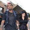 Kim Kardashian, stylée en robe et bottes noirs accessoirisés d'une pochette Dolce & Gabbana, se rend au restaurant Chin Chin avec son compagnon Kanye West. Los Angeles, le 23 décembre 2012.