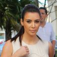 Kim Kardashian arrive au restaurant Serendipity 3 à Miami, habillée d'un top à franges Marni, d'une jupe en cuir Givenchy et de sandales Tom Ford. Le 4 décembre 2012.