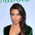 Kim Kardashian porte une jolie robe verte Gucci et des sandales Tom Ford à Los Angeles. Le 25 septembre 2012.