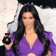 Kim Kardashian, entièrement habillée en Gucci collection printemps-été 2012, célèbre la sortie de son parfum éponyme à Londres. Juin 2011.