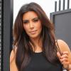 Kim Kardashian fait du shopping à Miami, habillée d'une jupe en cuir Alexander McQueen et de souliers Gianvito Rossi. Le 12 décembre 2012.