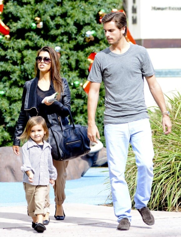 Scott Disick, sa compagne Kourtney Kardashian et leur fils Mason à Miami. Le 14 décembre 2012.