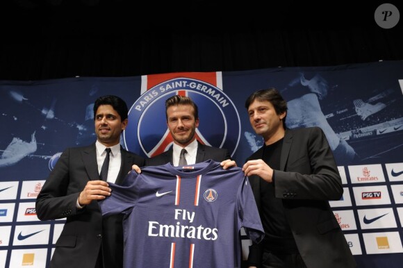 David Beckham lors de sa conférence de presse au Parc des Princes en compagnie du président du PSG Nasser Al-Khelaïfi et le directeur sportif Leonardo le 31 janvier 2013 à Paris après la signature de son contrat qui fait de lui un joueur du PSG