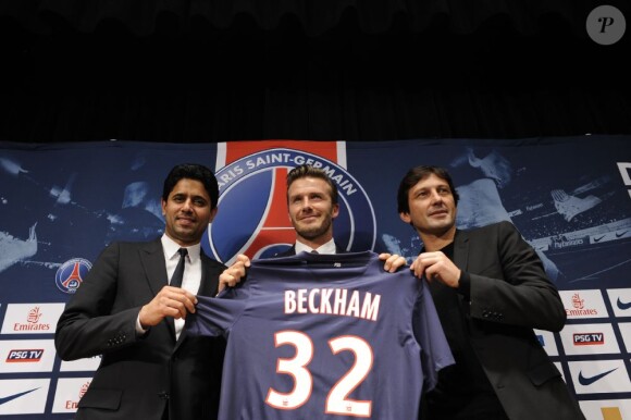 David Beckham lors de sa conférence de presse au Parc des Princes en compagnie du président du PSG Nasser Al-Khelaïfi et le directeur sportif Leonardo le 31 janvier 2013 à Paris après la signature de son contrat qui fait de lui un joueur du PSG