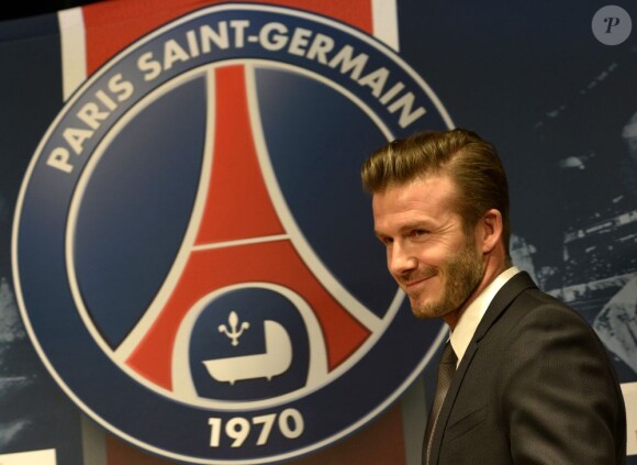 David Beckham souriant lors de sa conférence de presse au Parc des Princes le 31 janvier 2013 à Paris après la signature de son contrat qui fait de lui un joueur du PSG