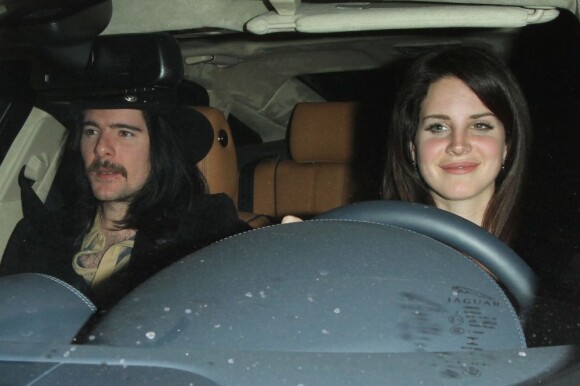 Lana del Rey, accompagnée de son petit ami Barrie-James O'Neill, quittant Chateau Marmont le 31 janvier 2013.