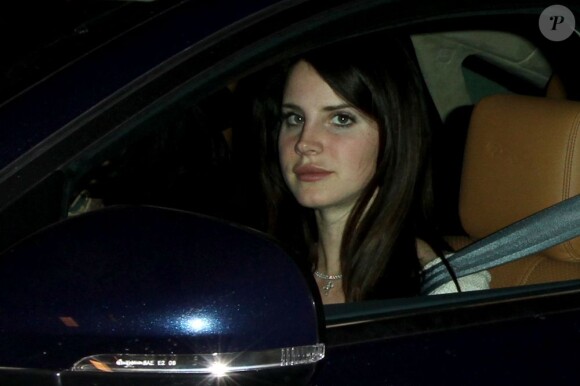 Lana del Rey, accompagnée de son petit ami Barrie-James O'Neill, quittant leur domicile à Chateau Marmont le 31 janvier 2013.
