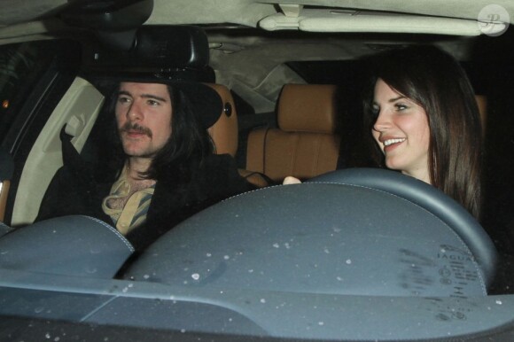La chanteuse Lana del Rey, accompagnée de son petit ami Barrie-James O'Neill, quittant Chateau Marmont le 31 janvier 2013.