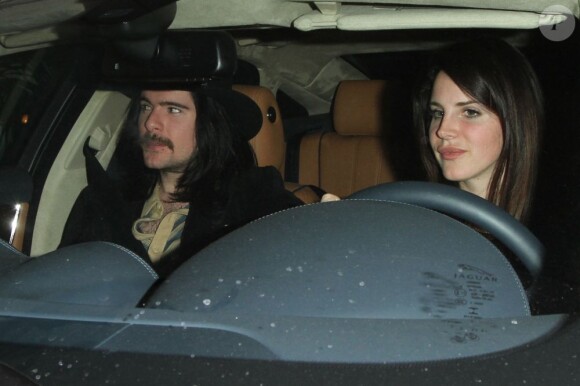 L'énigmatique Lana del Rey, accompagnée de son petit ami Barrie-James O'Neill, quittant Chateau Marmont le 31 janvier 2013.