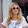 Heidi Klum photographiée avec son fils Johan à Los Angeles, porte un T-shirt de sa ligne de vêtements pour New Balance, un jean et des baskets Isabel Marant. Le 2 février 2013.