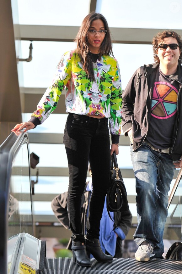 Zoe Saldana de sortie pour un déjeuner au restaurant Sushi Dan, porte un sweater Prabal Gurung pour Target, un pantalon noir, un sac Dolce & Gabbanaet des bottines Rag & Bone. Los Angeles, le 6 février 2013.