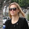 Bar Refaeli en pleine séance shopping à West Hollywood, porte une veste Isabel Marant sur un débardeur Lauren Moshi, un sac matelassé Chanel, un slim bordeaux et des bottines noires. Le 5 février 2013.