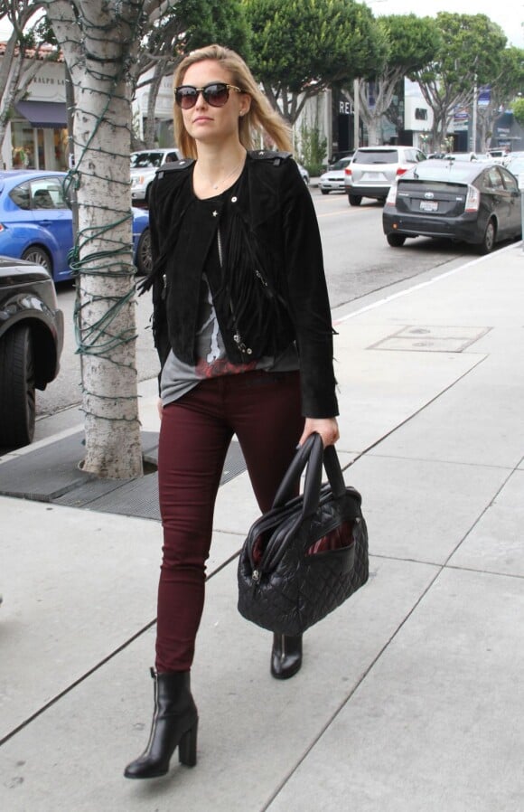 Bar Refaeli en pleine séance shopping à West Hollywood, porte une veste Isabel Marant sur un débardeur Lauren Moshi, un sac matelassé Chanel, un slim bordeaux et des bottines noires. Le 5 février 2013.