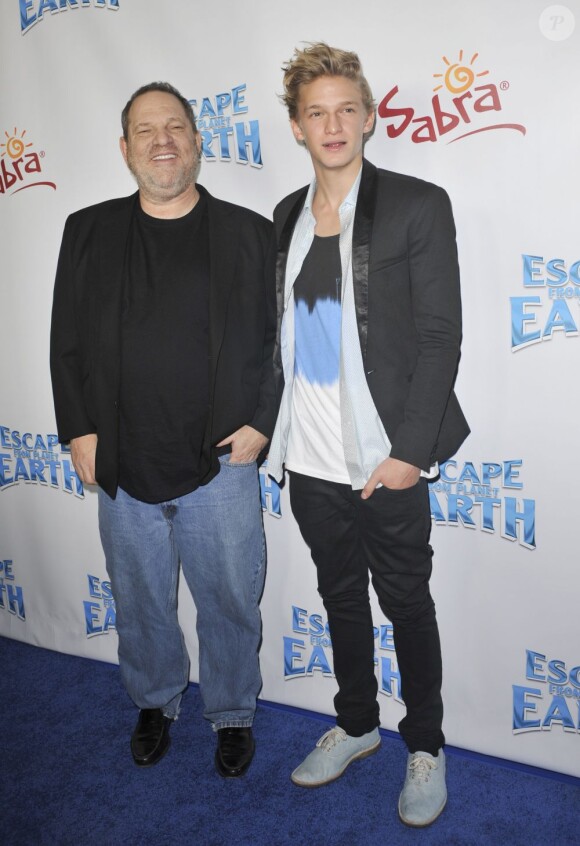 Le producteur hollywoodien Harvey Weinstein et le chanteur Cody Simpson assistent à l'avant-première d'Escape From The Planet Earth. Los Angeles, le 2 février 2013.