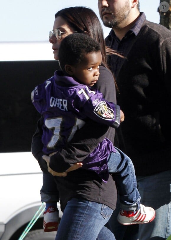 Sandra Bullock et son fils Louis, deux ans, arrivent au stade Mercedes-Benz Superdome de la Nouvelle-Orléans afin d'assister au Super Bowl le 3 février 2013.