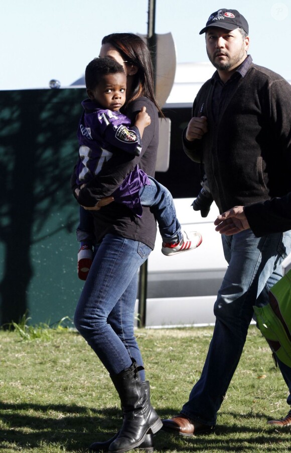 Sandra Bullock et son fils adoptif Louis arrivent au stade Mercedes-Benz Superdome de la Nouvelle-Orléans afin d'assister au Super Bowl le 3 février 2013.