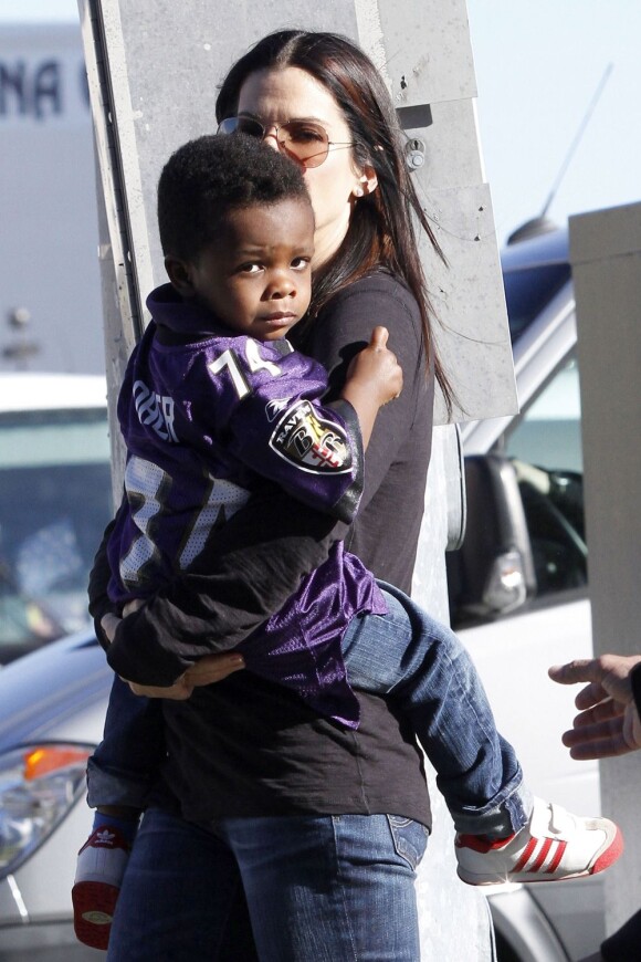 Sandra Bullock et son fils Louis arrivent au stade Mercedes-Benz Superdome de la Nouvelle-Orléans afin d'assister au Super Bowl le 3 février 2013.