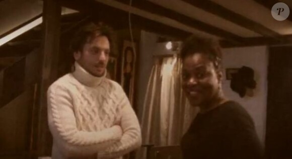 Benjamin Bellecour, le compagnon de Julie Zenatti, et Claudia Tagbo dans la vidéo 24 heures avec le mari d'une chanteuse à voix.