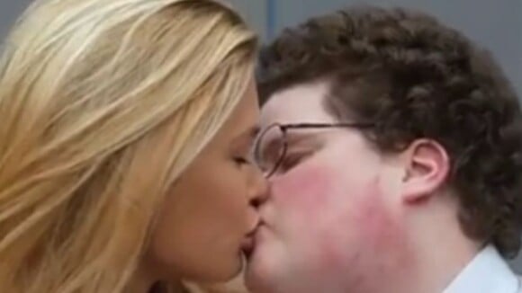 Bar Refaeli et le baiser du Super Bowl : son geek est devenu un sex-symbol