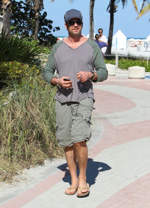 Gerard Butler en mode plage à Miami, le 4 février 2013.