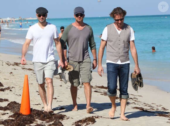 Gerard Butler et des amis sur la plage de Miami, le 4 février 2013.