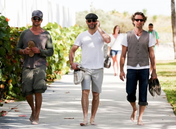 Gerard Butler et des amis dans les rues de Miami, le 4 février 2013.