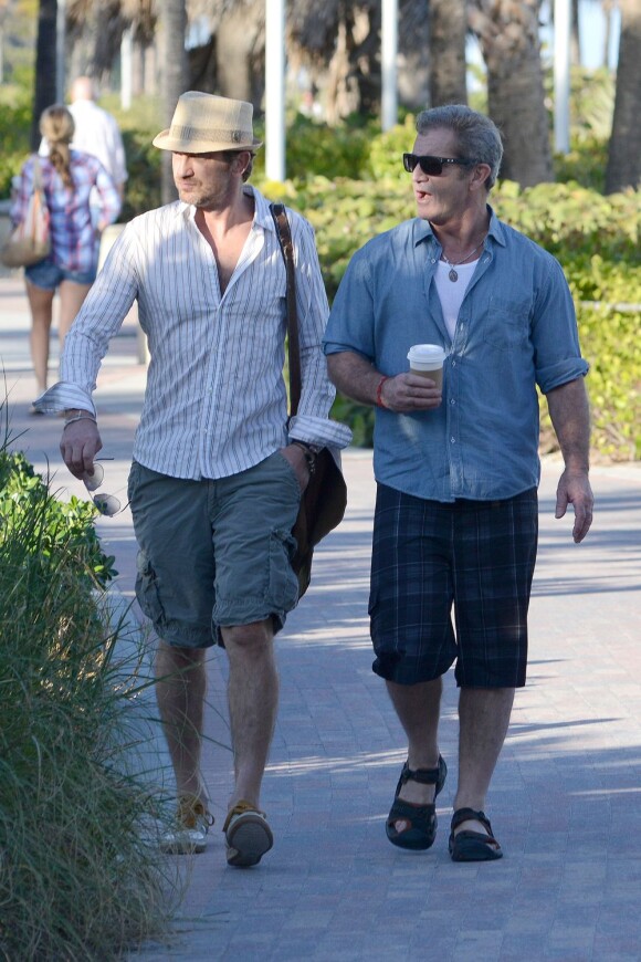 Gerard Butler et Mel Gibson en pleine promenande dans les rues de Miami, samedi 2 février 2013.