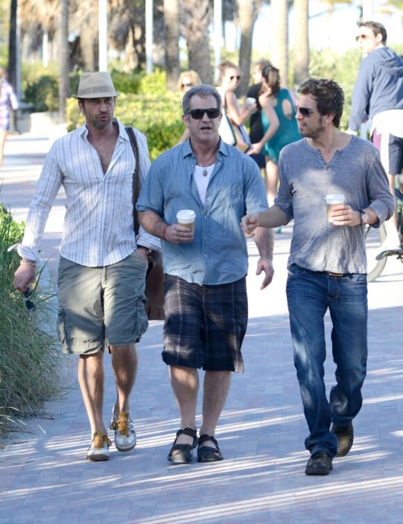 Gerard Butler et Mel Gibson, une sortie entre hommes dans les rues de Miami, le 2 février 2013.