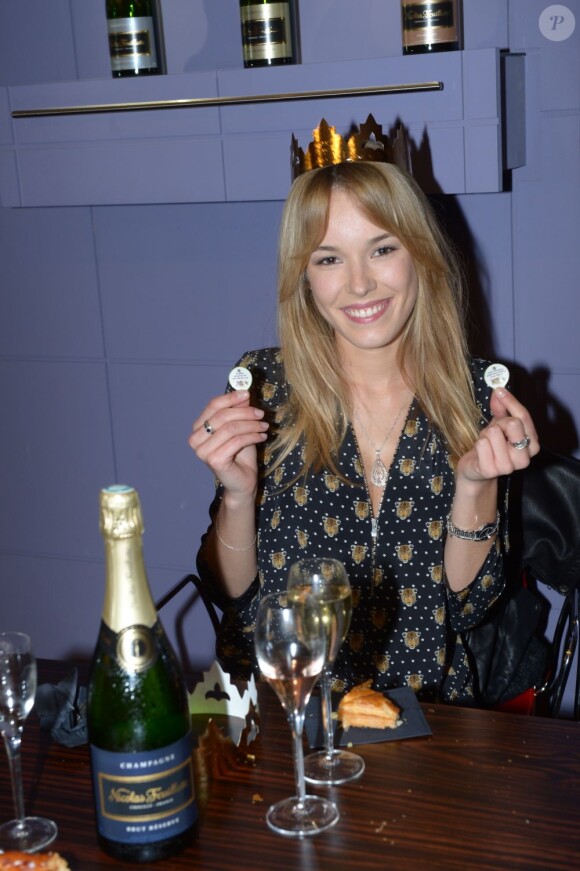 Elodie Fontan lors de la galette des rois au show room de Nicolas Feuillatte à Paris - février 2013