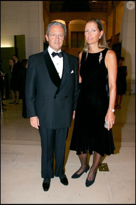 Guy Wildenstein et sa femme au Musée des arts décoratifs à Paris en 2006. En janvier 2013, l'héritier de Daniel Wildenstein, décédé en 2001, fait l'objet d'une nouvelle mise en examen dans le cadre d'une enquête sur des présomptions de fraude fiscale et de blanchiment d'argent.