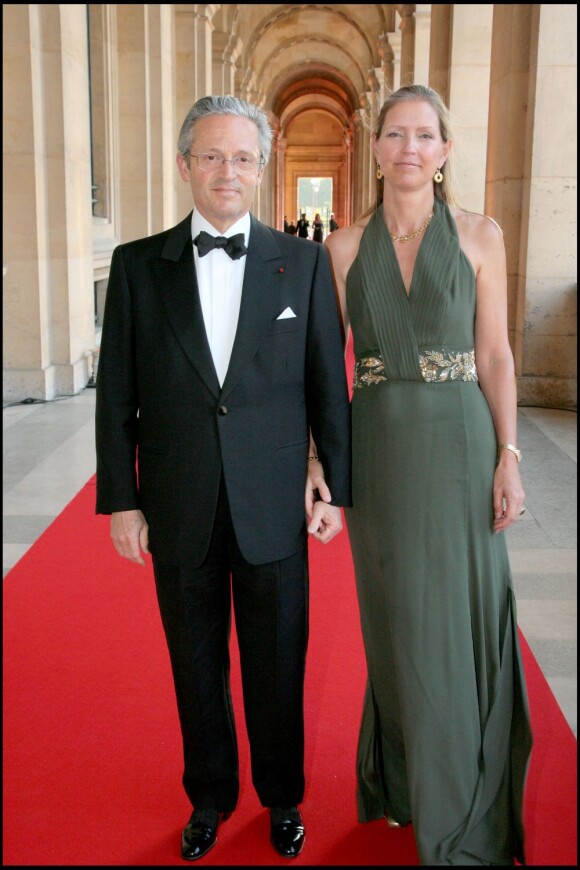 Guy Wildenstein et sa femme au Louvre en 2008. En janvier 2013, l'héritier de Daniel Wildenstein, décédé en 2001, fait l'objet d'une nouvelle mise en examen dans le cadre d'une enquête sur des présomptions de fraude fiscale et de blanchiment d'argent.