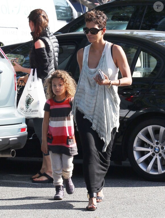 Halle Berry et sa fille Nahla, 4 ans, font des courses à Bristol Farms à Los Angeles, le 4 fevrier 2013.