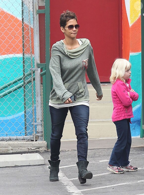 L'actrice Halle Berry dépose sa fille Nahla à l'ecole à Los Angeles, le 5 fevrier 2013.