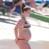 Coleen Rooney, trés enceinte, sur une plage de la Barbade avec son fils Kai, le 5 fevrier 2013.