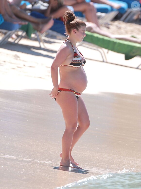 Coleen Rooney, trés enceinte, sur une plage de la Barbade avec son fils Kai, le 5 fevrier 2013.
