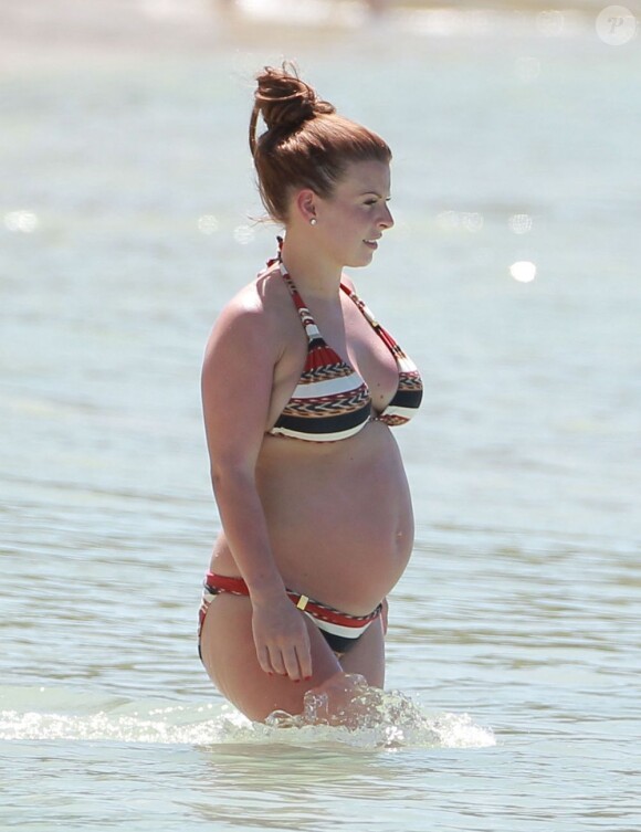 Coleen Rooney, trés enceinte, sur la plage à la Barbade avec son fils Kai, le 5 fevrier 2013.