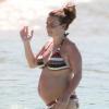 Coleen Rooney, trés enceinte, profite de la Barbade avec son fils Kai, le 5 fevrier 2013.