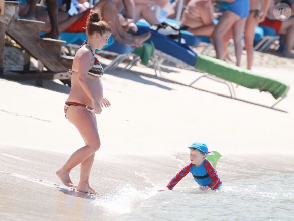 Coleen Rooney, enceinte, profite de la Barbade avec son fils Kai, le 5 fevrier 2013.