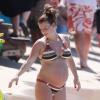 Coleen Rooney, trés enceinte, profite de la Barbade avec son fils Kai, le 5 fevrier 2013.