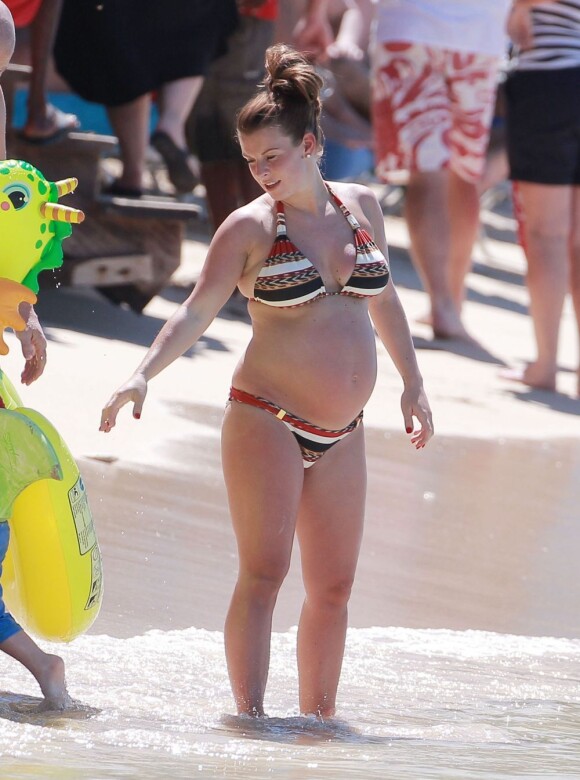 Coleen Rooney, trés enceinte, profite de la Barbade avec son fils Kai, le 5 fevrier 2013.