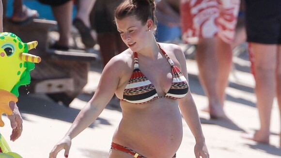 Coleen Rooney : Très enceinte et en bikini pour une baignade avec son fils Kai